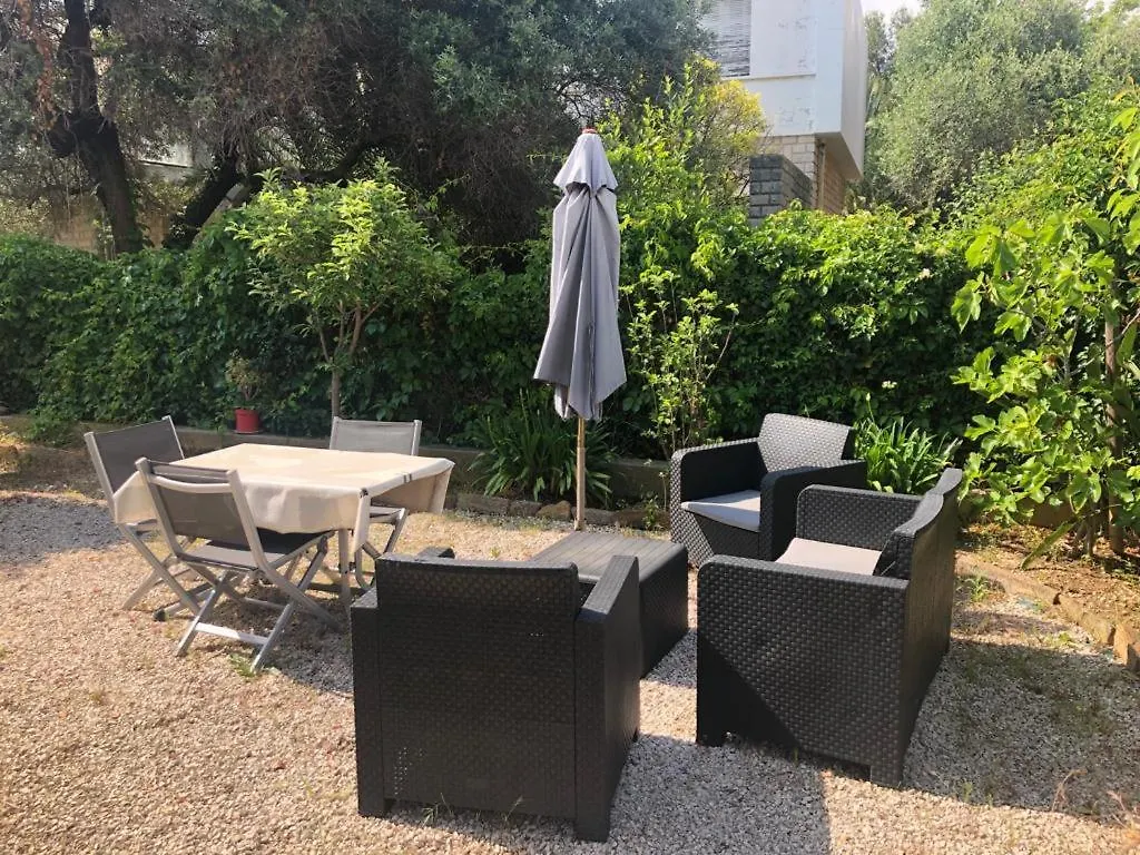 Petit Appartement Tranquille Avec Jardin - Hyeres Centre Ville 0*,  France