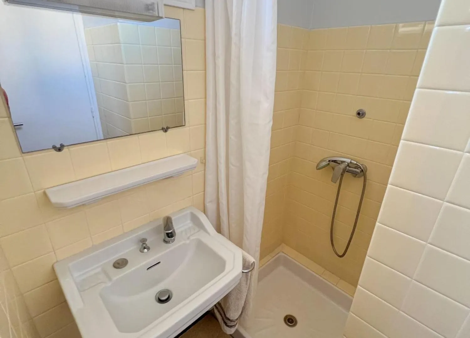 Petit Appartement Tranquille Avec Jardin - Hyeres Centre Ville